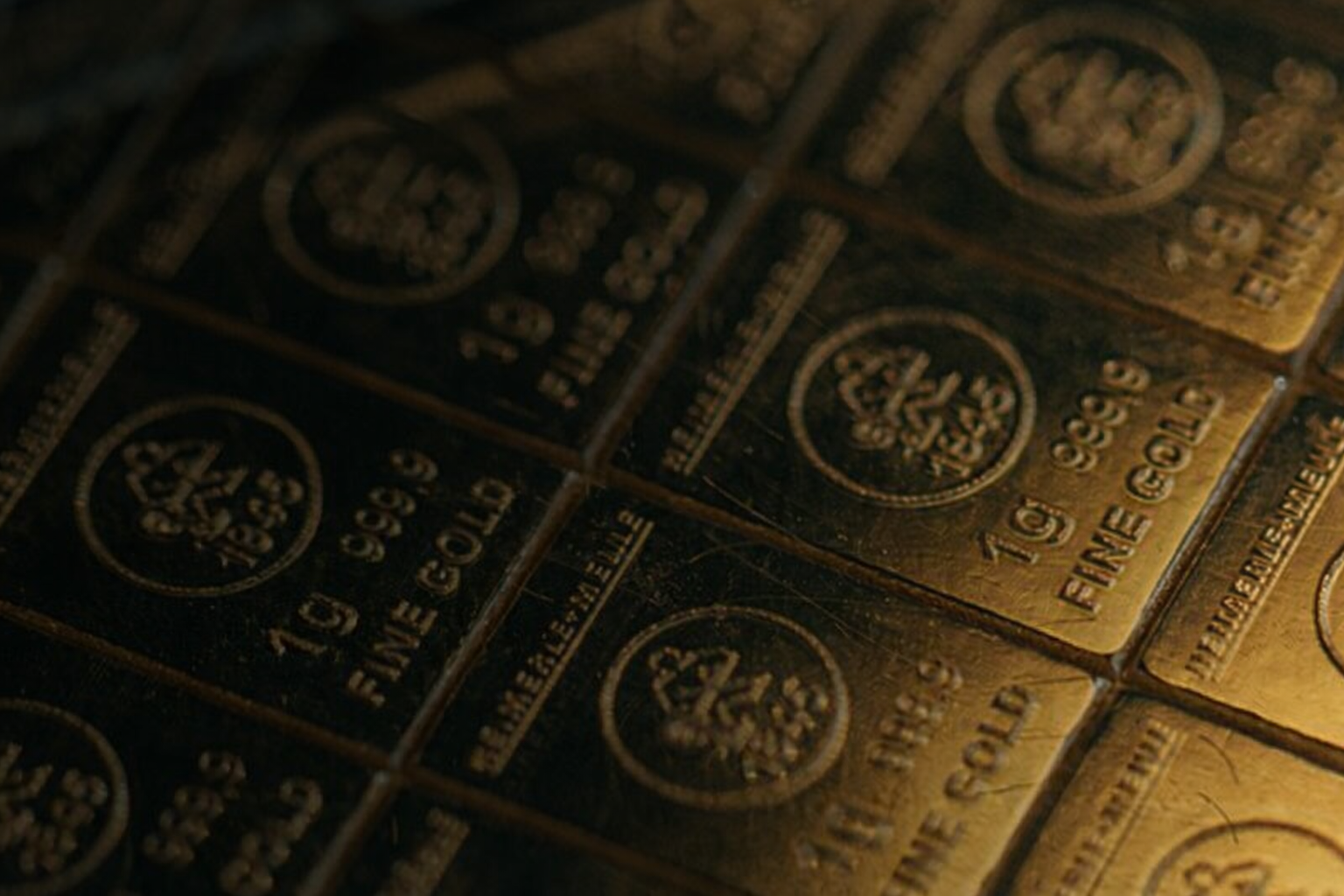 Ekspert oceniający złote monety i sztabki