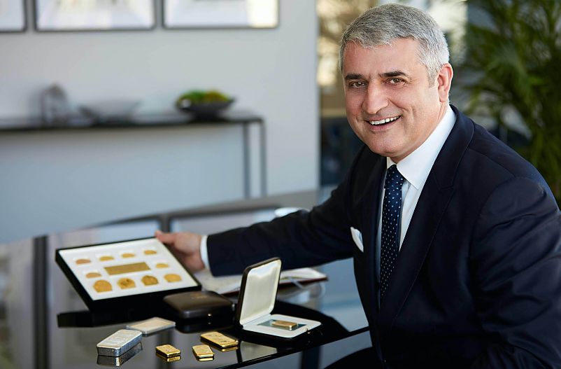 Przedstawiciel Mennicy Krajowej prezentujący ofertę złota inwestycyjnego